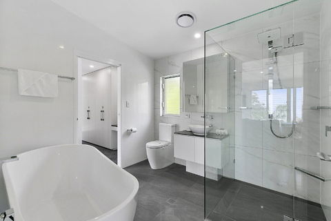 Ocean Views Luxury Living In Noosa Heads Unit 2 / 13 Angler Street - Accommodation Bookings 4