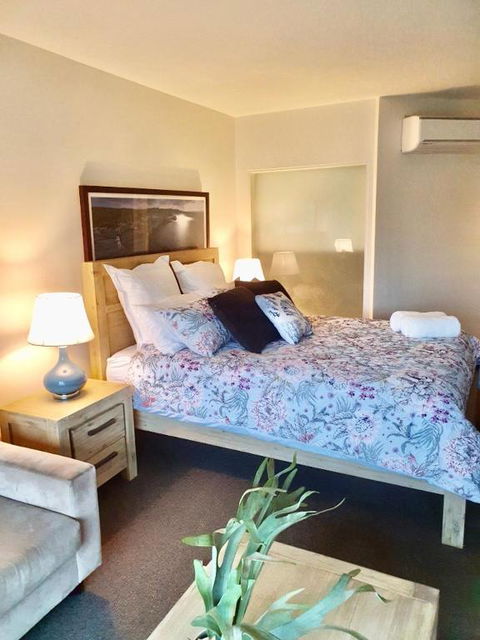FAMILY ISLAND GETAWAY BEACHFRONT APARTMENT - Accommodation Bookings 1