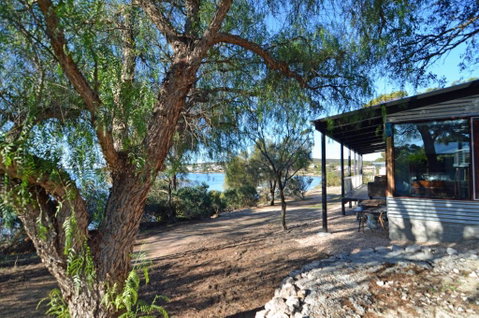 CDC 625 Beach House Incl.rear 2BR Studio - Accommodation Bookings 3