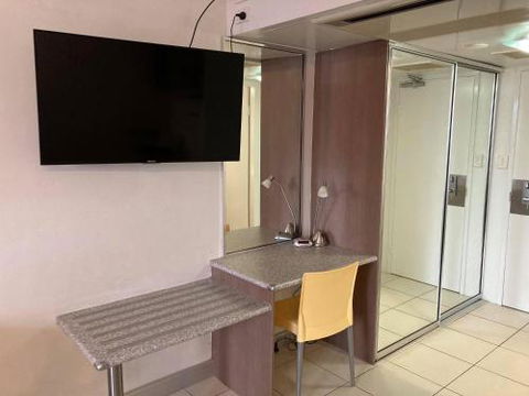 RENTAL: All $ InclusiveTidy Renovated Studio Apartment On The StrandPool - Accommodation Bookings 1