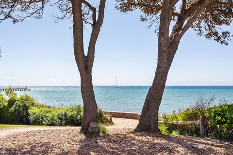 DROMANA Walk To Beach & Shops. Table Tennis + Netflix - Accommodation Bookings 3