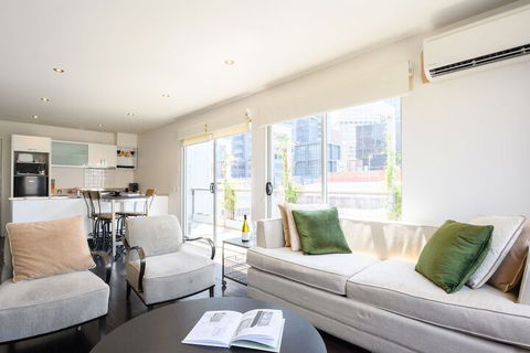 OLIVER Laneway Art Fed Square & Top Restaurants - Accommodation Bookings 0