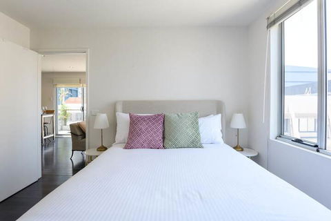 OLIVER Laneway Art Fed Square & Top Restaurants - Accommodation Bookings 1