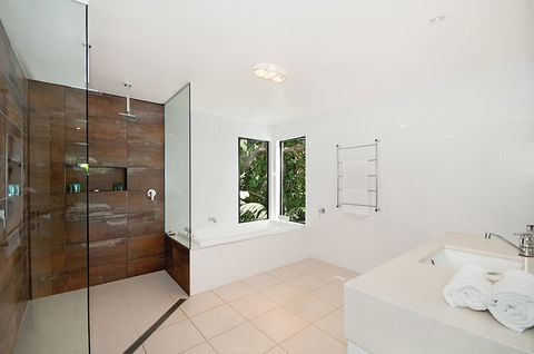 A PERFECT STAY - The Hawk At Wategos - Accommodation Bookings 5