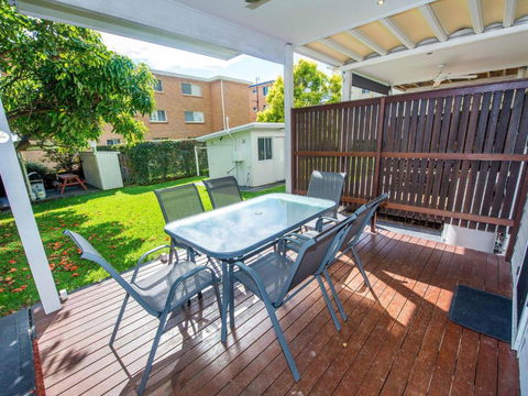 1 Florida 5 Lillian Street 2 Min Walk To Beach Shops & Restaurants - Accommodation Bookings 3