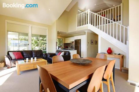 Hillcrest Spectacular Views! - Accommodation Bookings 0