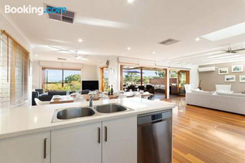 Acqua Vista Water View Fireplace Walk To Beach - Accommodation Bookings 2