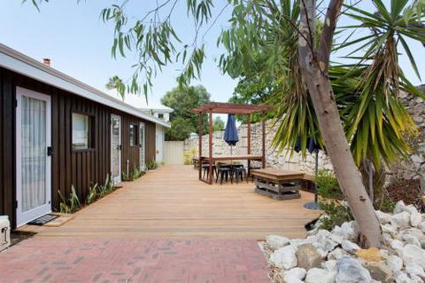Dingo At White Gum Lodge - Accommodation Bookings 2