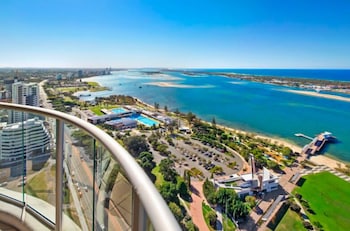 Luxury 3BR Apt With Incredible Views - Accommodation Bookings 6