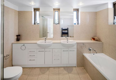 Luxury 3BR Apt With Incredible Views - Accommodation Bookings 3