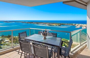 Luxury 3BR Apt With Incredible Views - Accommodation Bookings 5