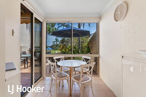 Amazing Waterfront Location Pool Beach Water Views Tropical Gardens - Accommodation Bookings 5