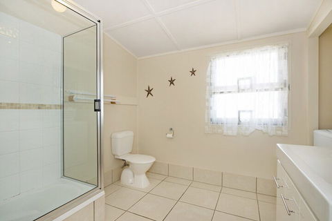 Close To Water Restaurants & Clubs Toorbul St. Bongaree - Accommodation Bookings 6