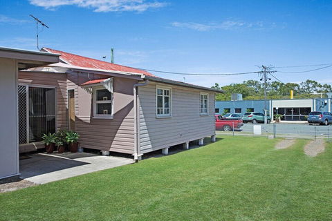 Close To Water Restaurants & Clubs Toorbul St. Bongaree - Accommodation Bookings 1