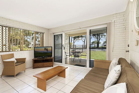 Ground Floor Air Conditioned Fabulous Waterviews Overlooking Pumicestone Passage - Accommodation Bookings 3