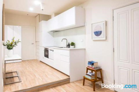Flinders Lane Melbourne Apartment By Ready Set Host - Accommodation Bookings 2