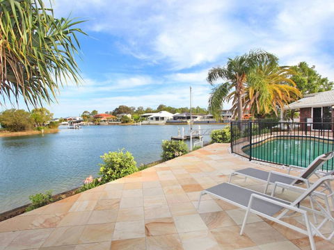 April 19 4 Bedroom Home On Canal With Pool Pontoon Aircon & WiFi! - Accommodation Bookings 3