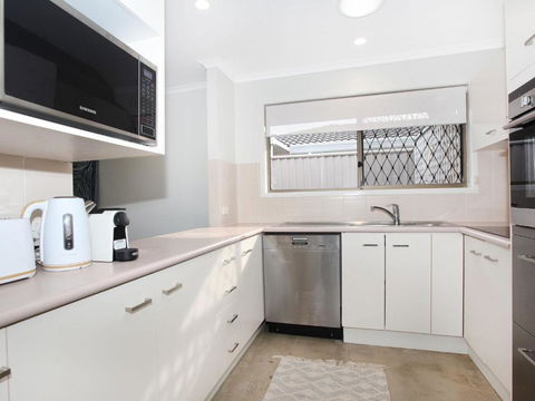 April 19 4 Bedroom Home On Canal With Pool Pontoon Aircon & WiFi! - Accommodation Bookings 6