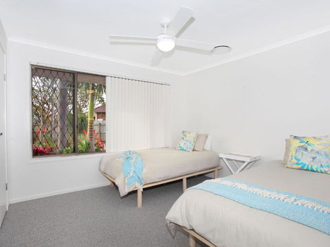 April 19 4 Bedroom Home On Canal With Pool Pontoon Aircon & WiFi! - Accommodation Bookings 2