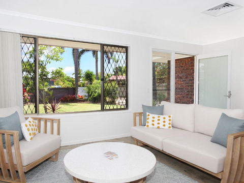 April 19 4 Bedroom Home On Canal With Pool Pontoon Aircon & WiFi! - Accommodation Bookings 4
