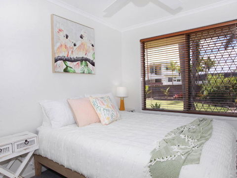 April 19 4 Bedroom Home On Canal With Pool Pontoon Aircon & WiFi! - Accommodation Bookings 5