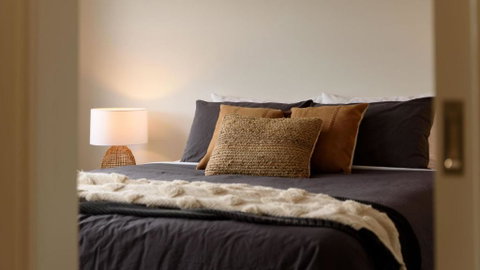 Trentham Central Villas 6 BR / Ensuite / Sleeps 12 - Accommodation Bookings 4
