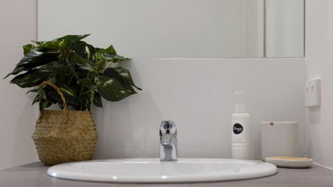 Trentham Central Villas 6 BR / Ensuite / Sleeps 12 - Accommodation Bookings 5