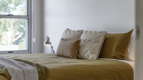 Trentham Central Villas 6 BR / Ensuite / Sleeps 12 - Accommodation Bookings 1