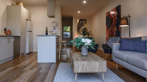 Trentham Central Villas 6 BR / Ensuite / Sleeps 12 - Accommodation Bookings 6