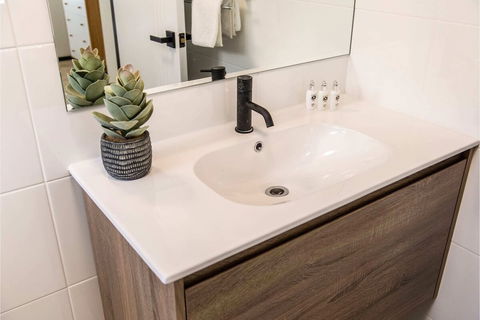 Contemporary 1BR Apartment - Near The City - Accommodation Bookings 6