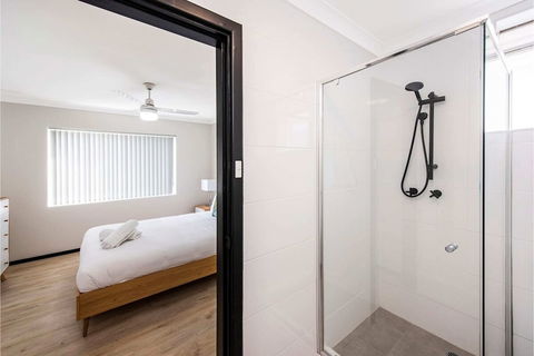 Contemporary 1BR Apartment - Near The City - Accommodation Bookings 2