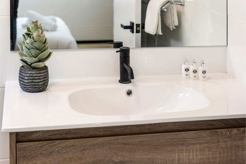 Contemporary 1BR Apartment - Near The City - Accommodation Bookings 0