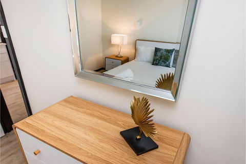Contemporary 1BR Apartment - Near The City - Accommodation Bookings 4