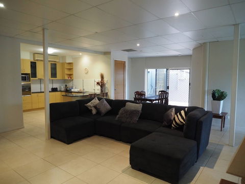 Queen Room With Airport Transfers Or Car Rental - Accommodation Bookings 6