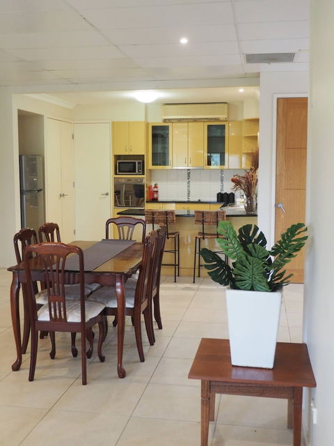 Queen Room With Airport Transfers Or Car Rental - Accommodation Bookings 3