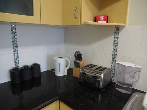 Queen Room With Airport Transfers Or Car Rental - Accommodation Bookings 2