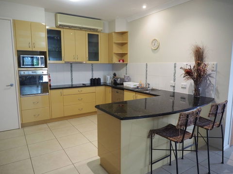 Queen Room With Airport Transfers Or Car Rental - Accommodation Bookings 4