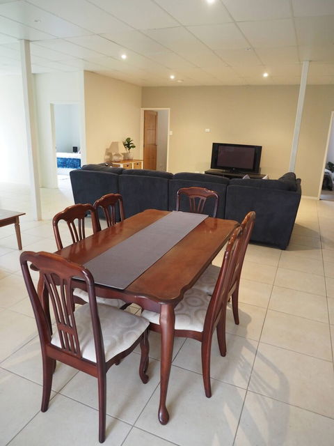 Queen Room With Airport Transfers Or Car Rental - Accommodation Bookings 5