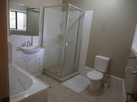 Queen Room With Airport Transfers Or Car Rental - Accommodation Bookings 0