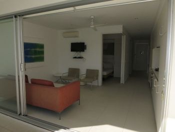SoCal Swim Out 2 Bedroom Apartment - Accommodation Bookings 6