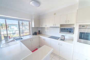 1 Bedroom Gold Coast Beachside Apt W AC + Parking - Accommodation Bookings 4