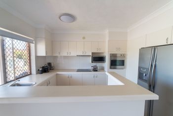 1 Bedroom Gold Coast Beachside Apt W AC + Parking - Accommodation Bookings 1