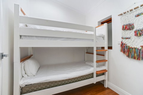 HomeHotel LuxuryHome 500m Crows Nest Shops - Accommodation Bookings 3