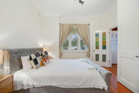 HomeHotel LuxuryHome 500m Crows Nest Shops - Accommodation Bookings 1