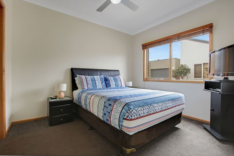 Apartments On Church - Unit 7 - Accommodation Bookings 3