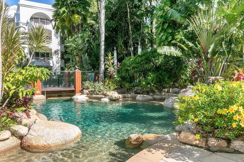 Poolside Apt In Alamanda Beachfront Resort 41 - Accommodation Bookings 3