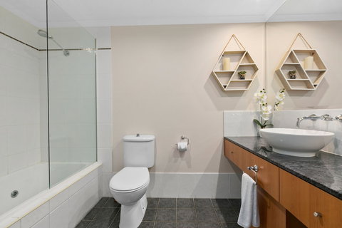 Poolside Apt In Alamanda Beachfront Resort 41 - Accommodation Bookings 6