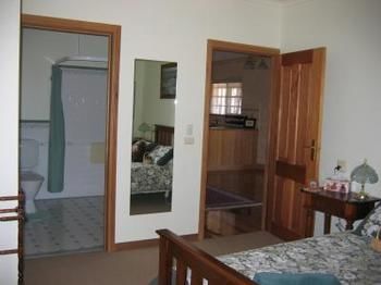 Buttercup Cottage & Private Apartment - Accommodation Bookings 4