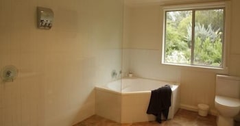 Wombat Hills Cottages - Accommodation Bookings 6