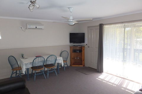 Lakes Entrance Country Cottages - Accommodation Bookings 7